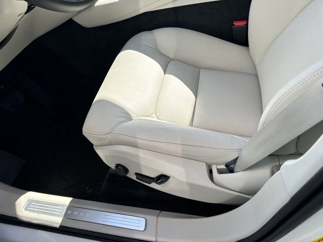 New 2025 Volvo XC90 T8 Plus w/ Protection Package Premier image 16