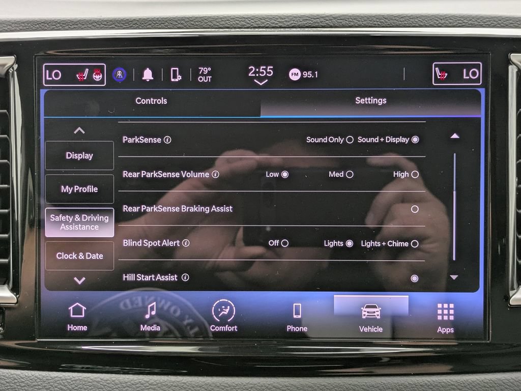 Used 2024 Chrysler Pacifica Touring-L FWD image 8