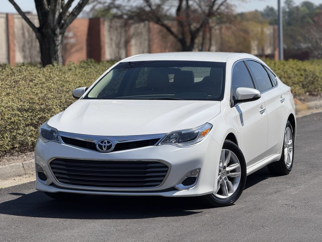 Used 2015 Toyota Avalon XLE FWD image 1