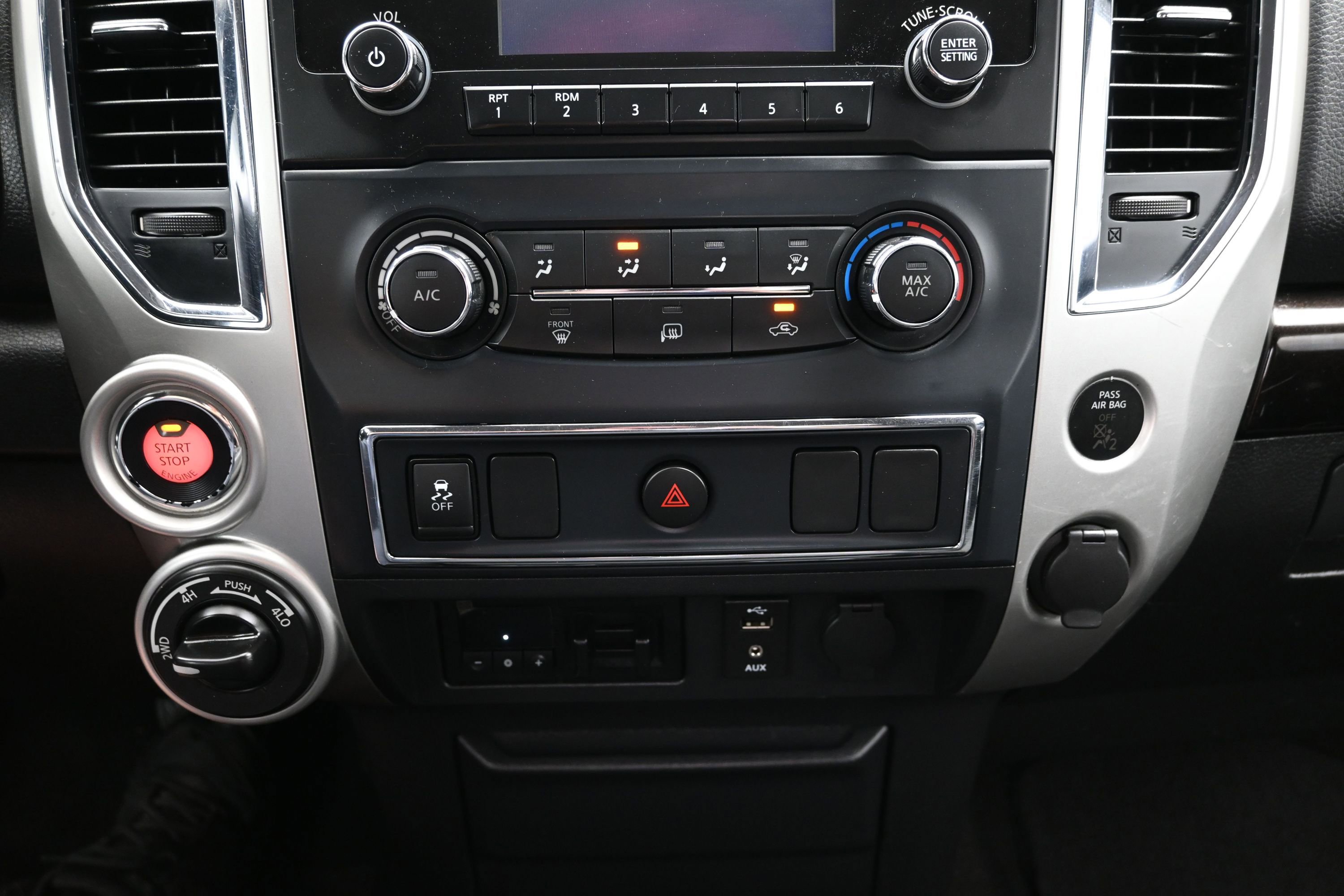 Used 2017 Nissan Titan SV AWD/4WD image 28