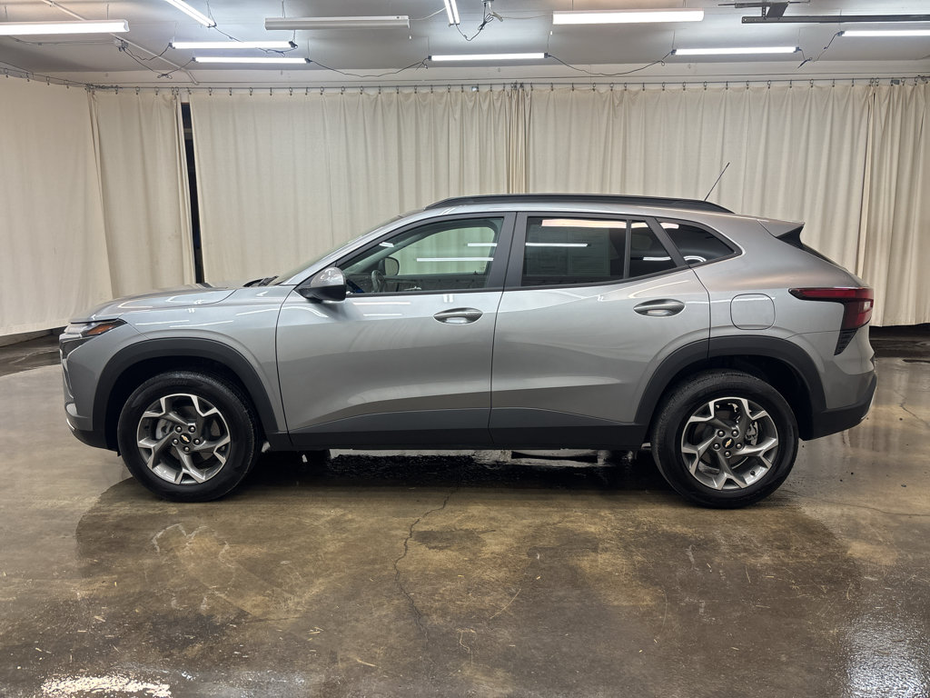 Used 2025 Chevrolet Trax LT w/ LT Convenience Package FWD image 11