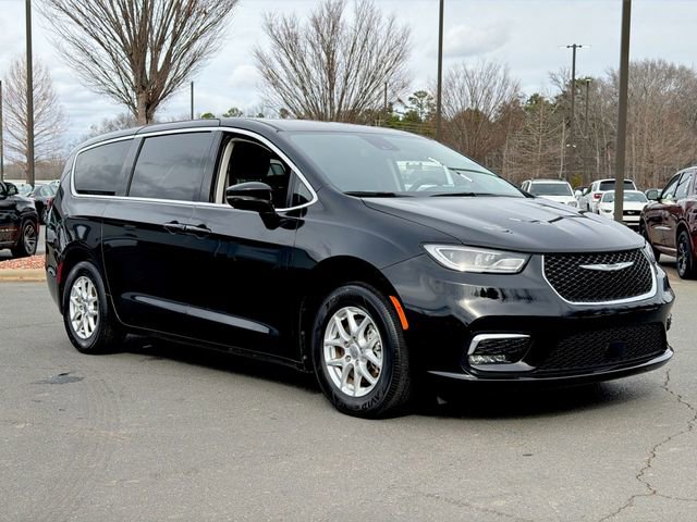 Used 2024 Chrysler Pacifica Touring-L image 14