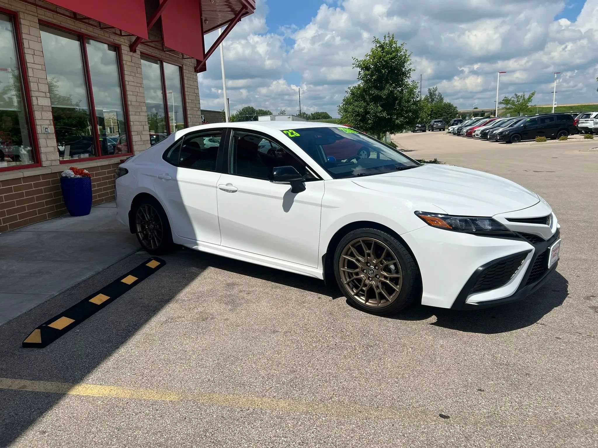 Used 2023 Toyota Camry SE w/ Convenience Package FWD image 3