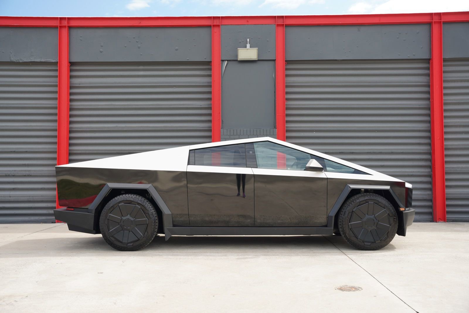 Used 2024 Tesla Cybertruck AWD Crew Cab image 9