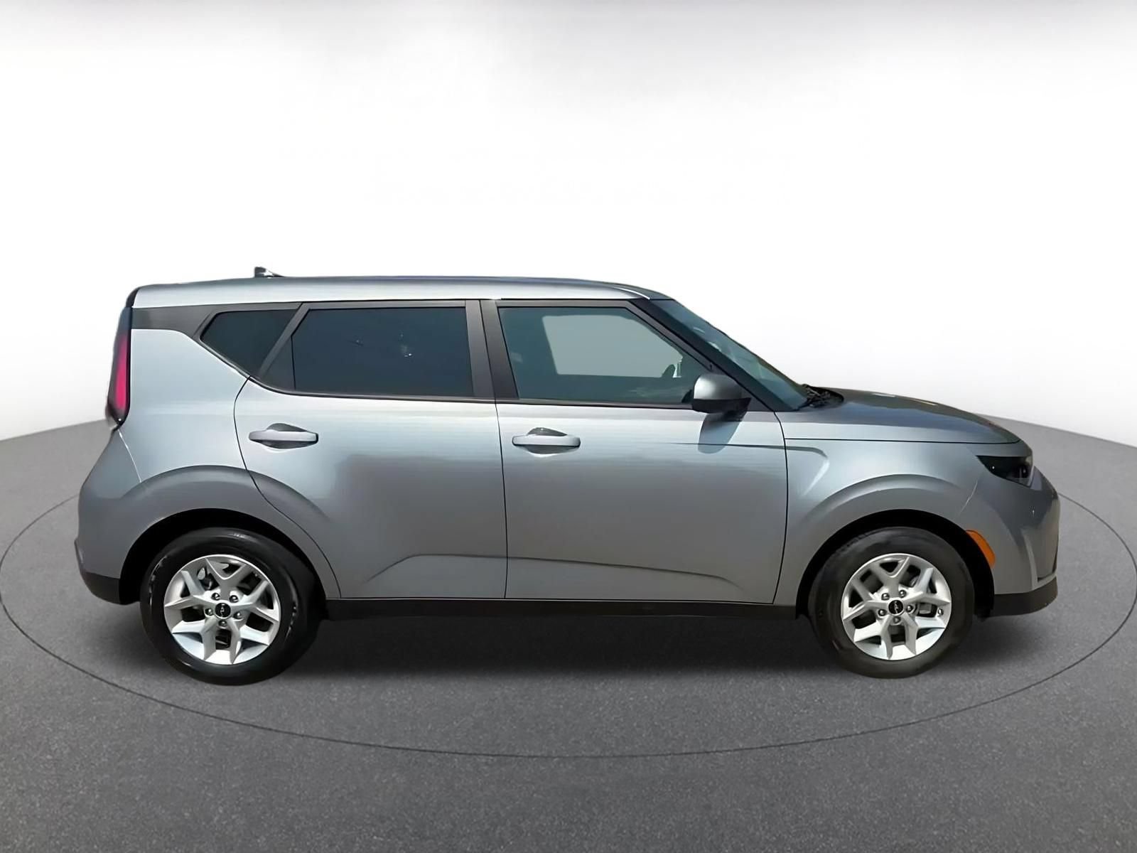 Used 2025 Kia Soul LX w/ LX Technology Package FWD image 16