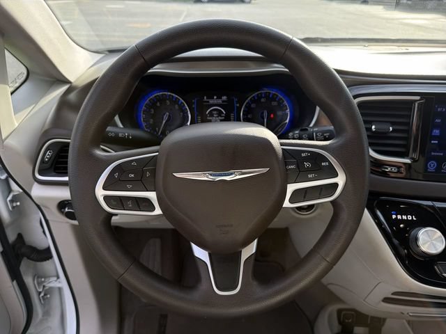 Used 2017 Chrysler Pacifica Touring w/ Tire & Wheel Group FWD image 18