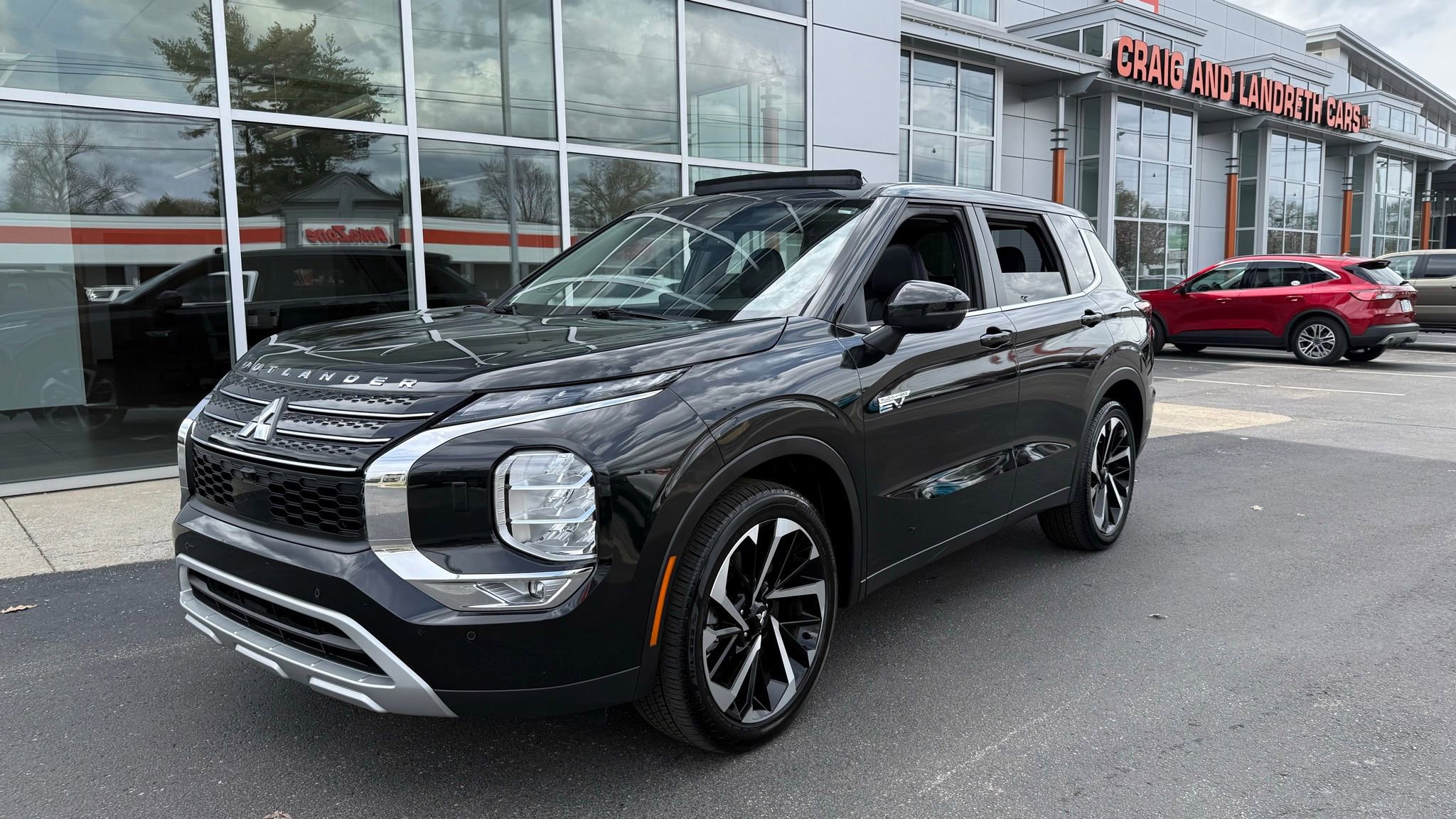 Used 2024 Mitsubishi Outlander SE image 2