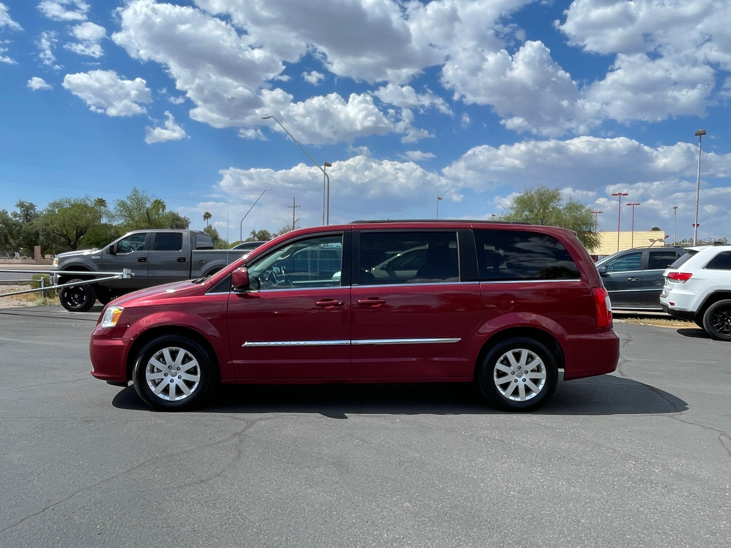 Used 2012 Chrysler Town & Country Touring w/ Entertainment Group #1 FWD image 2