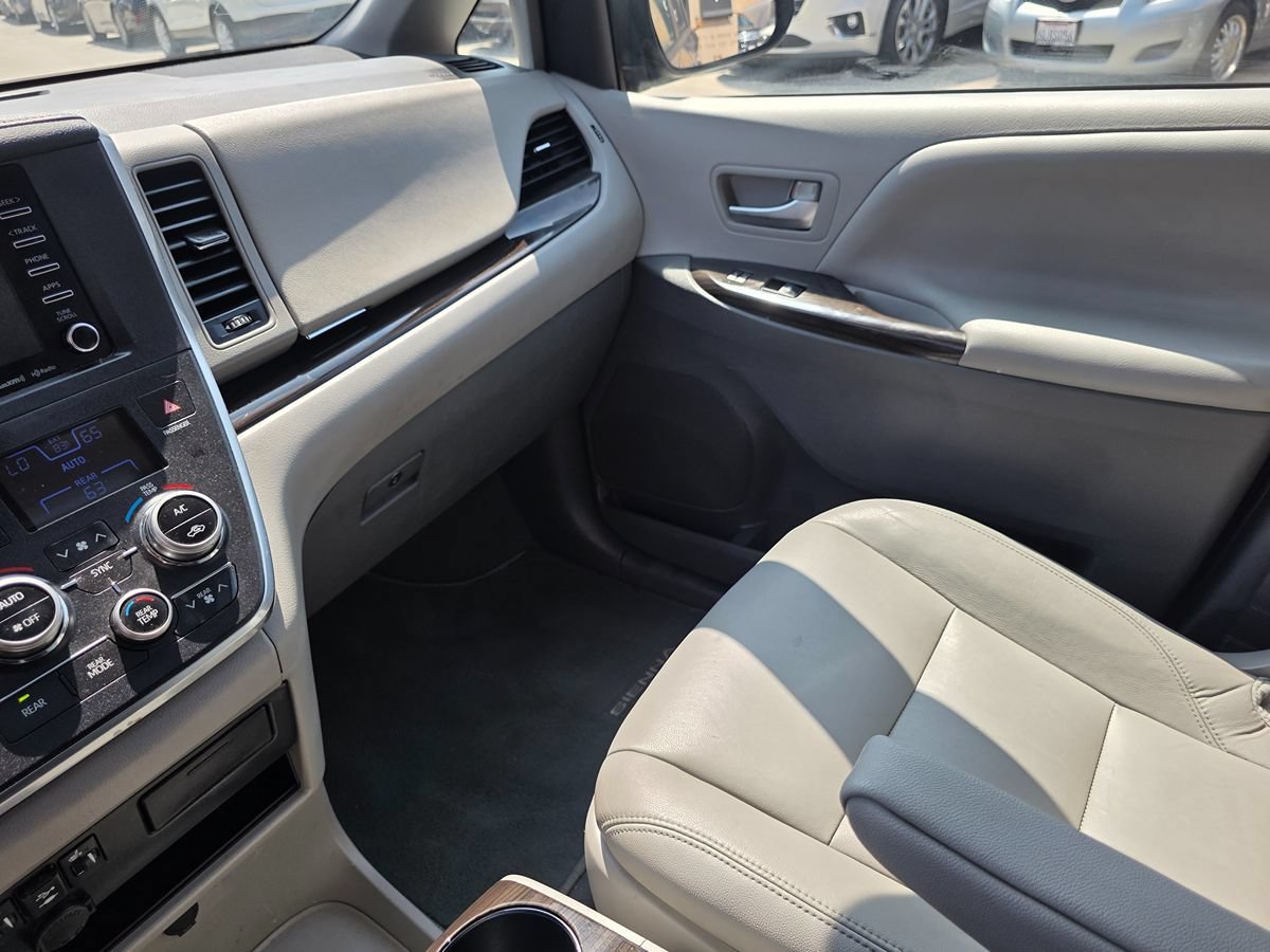 Used 2019 Toyota Sienna XLE w/ XLE Navigation Package FWD image 40