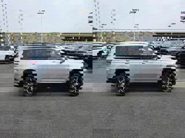 New 2025 Jeep Grand Cherokee L Limited w/ Trailer Tow Package image 8