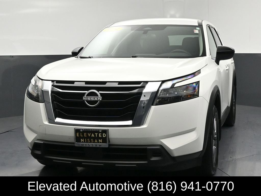 Used 2024 Nissan Pathfinder S AWD/4WD image 3
