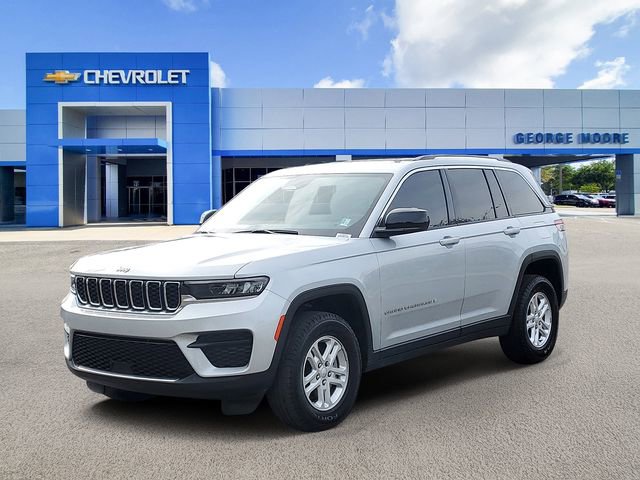 Used 2023 Jeep Grand Cherokee Laredo image 2