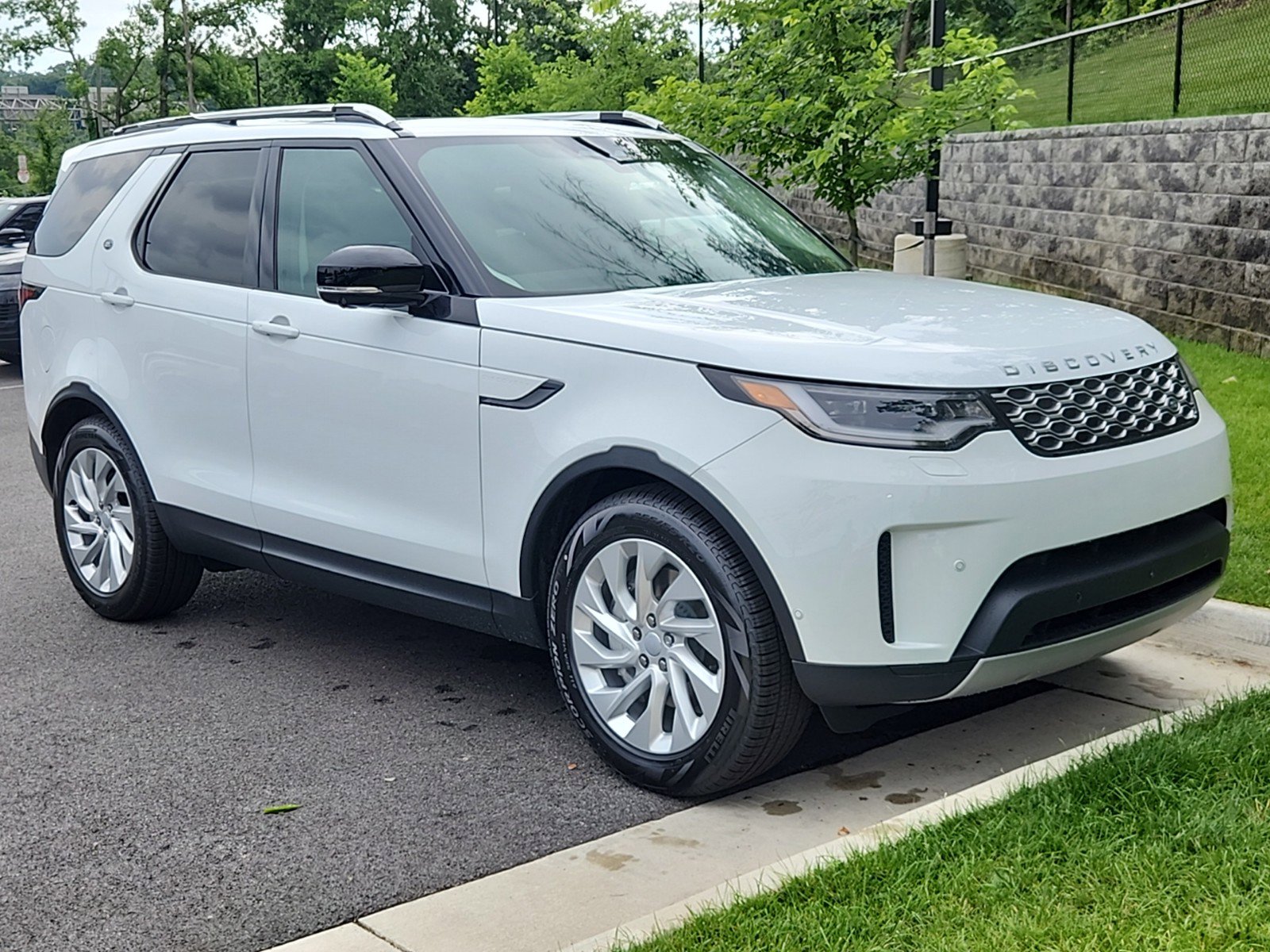 Certified 2024 Land Rover Discovery S image 10