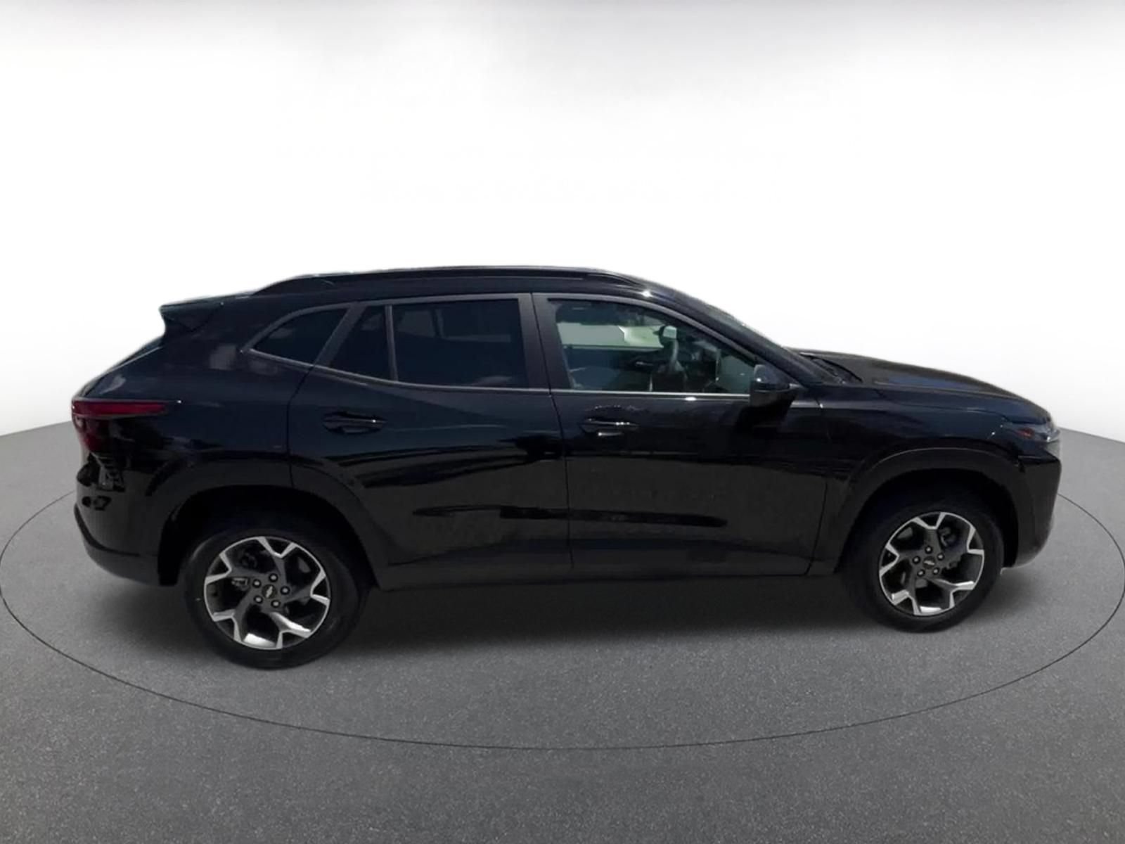 Used 2025 Chevrolet Trax LT FWD image 16