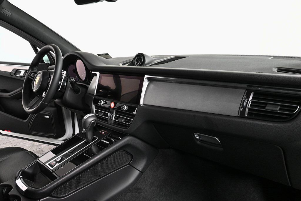 Certified 2026 Porsche Macan AWD/4WD image 25