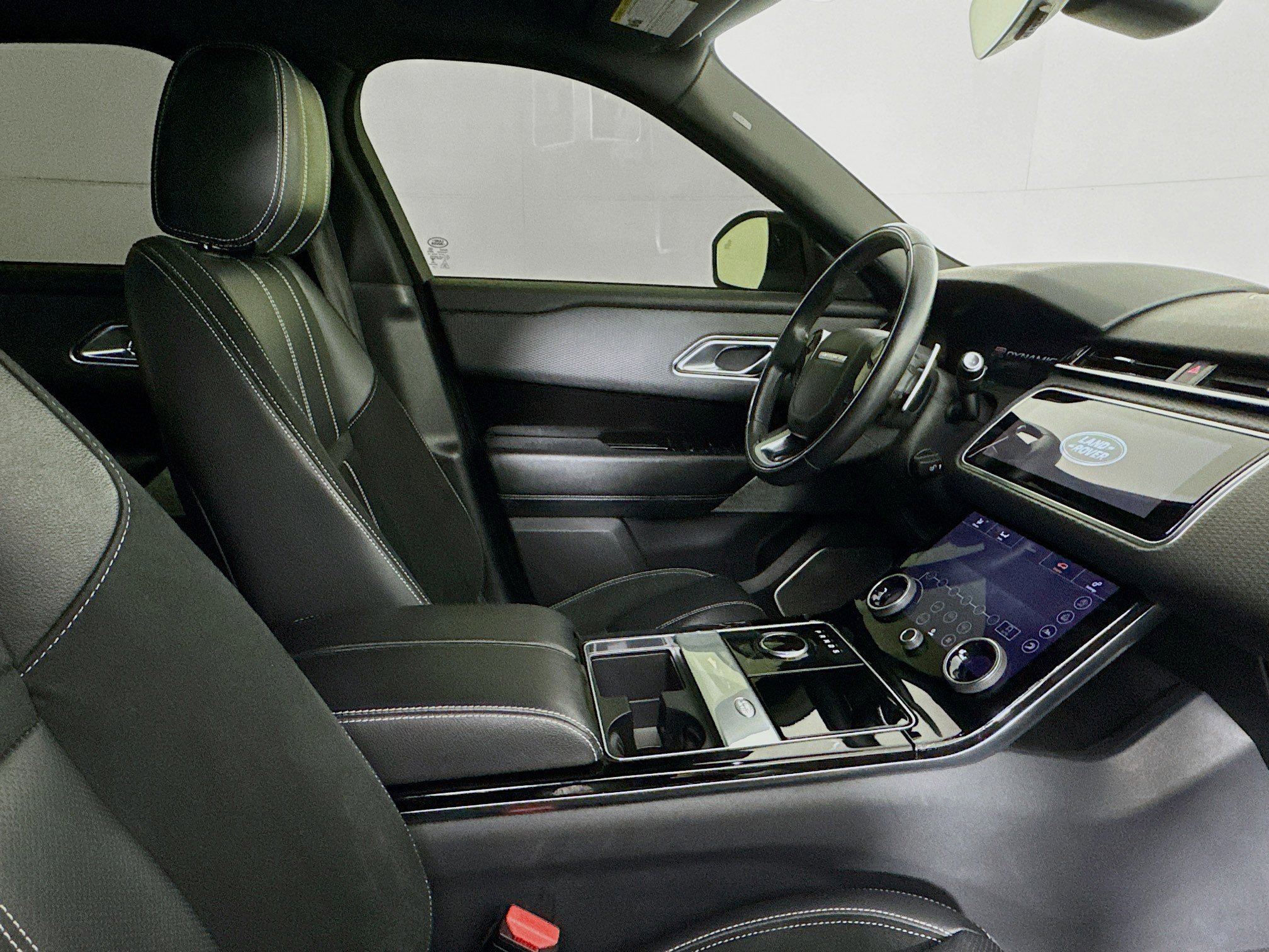 Used 2018 Land Rover Range Rover Velar R-Dynamic SE image 28