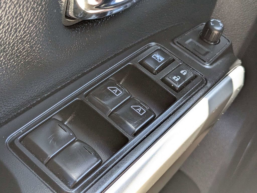 Used 2017 Nissan Titan SV image 25