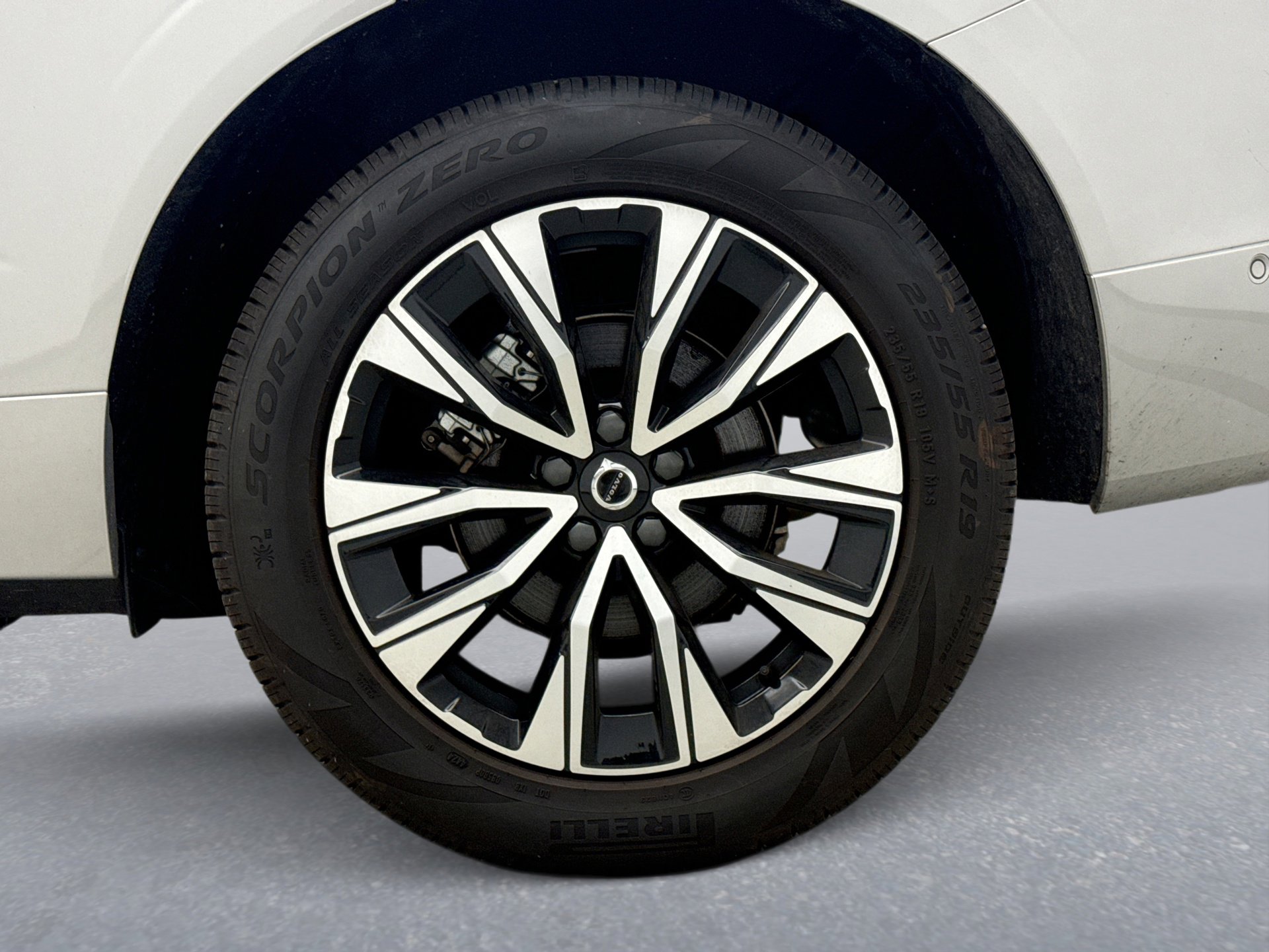 Used 2025 Volvo XC60 B5 Plus image 12