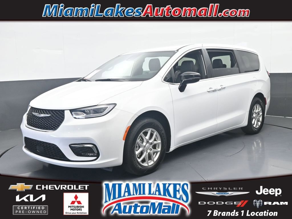 Used 2025 Chrysler Pacifica Select