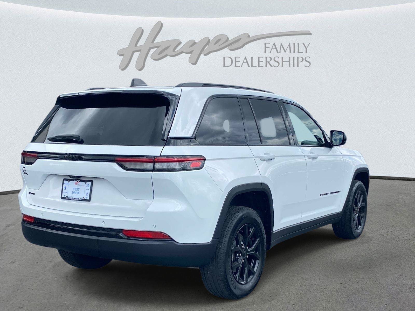 Used 2024 Jeep Grand Cherokee Altitude AWD/4WD image 3