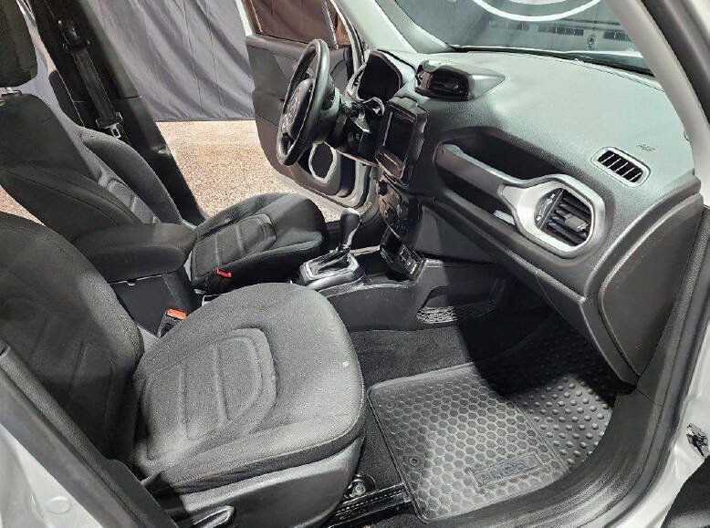 Used 2018 Jeep Renegade Latitude FWD image 13