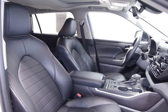 Used 2022 Toyota Highlander XLE AWD/4WD image 12