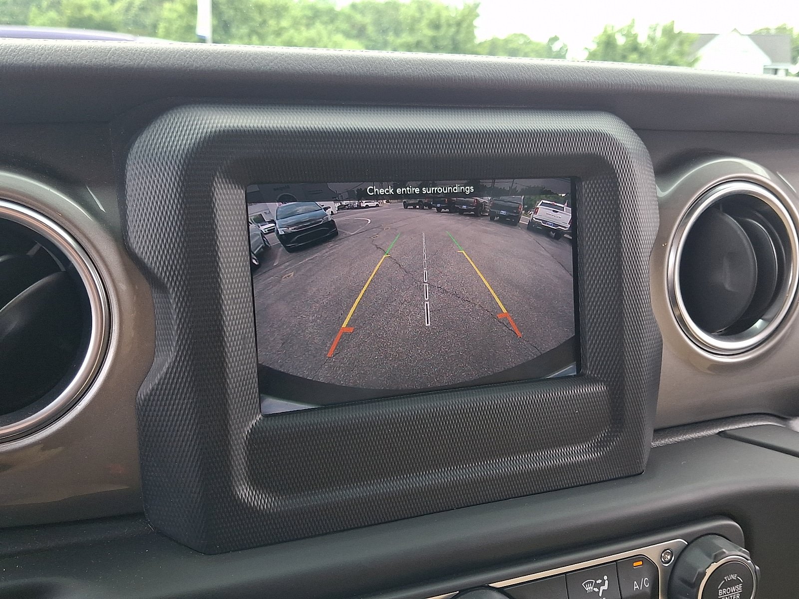 Used 2019 Jeep Wrangler Unlimited Sahara w/ Cold Weather Group AWD/4WD image 19