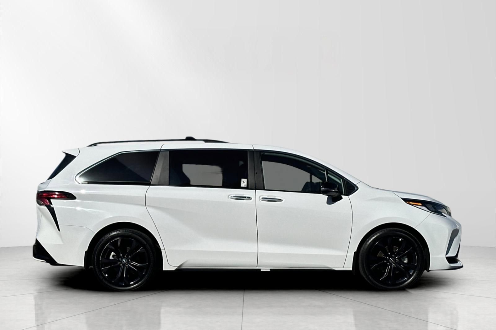 Used 2024 Toyota Sienna XSE w/ XSE Premium Package image 3