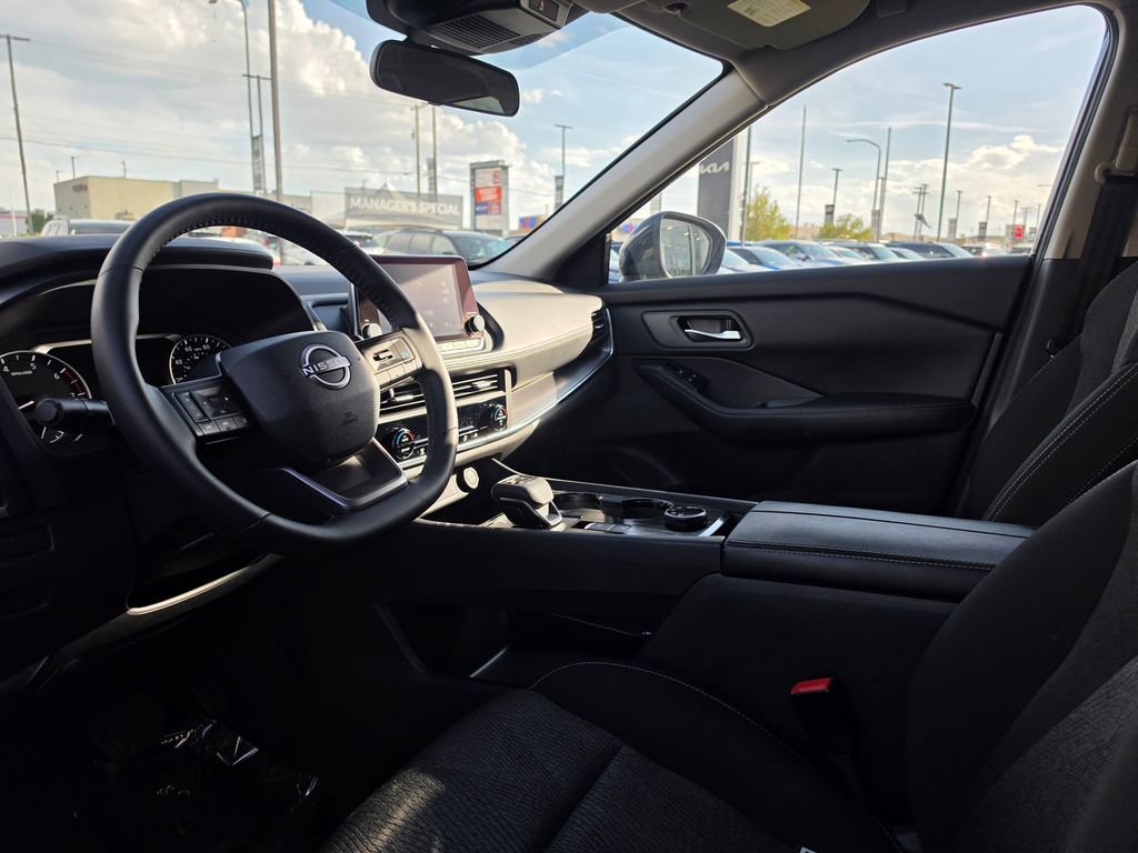 Used 2025 Nissan Rogue SV image 9