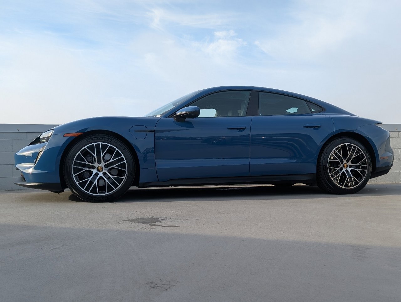 Used 2024 Porsche Taycan image 2