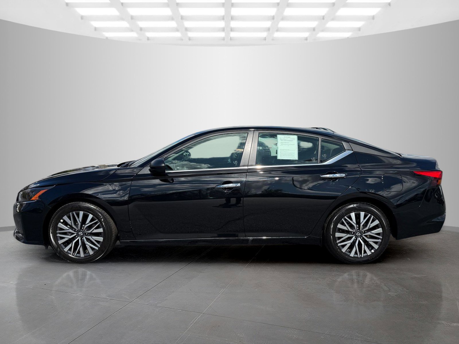 Used 2025 Nissan Altima 2.5 SV image 3