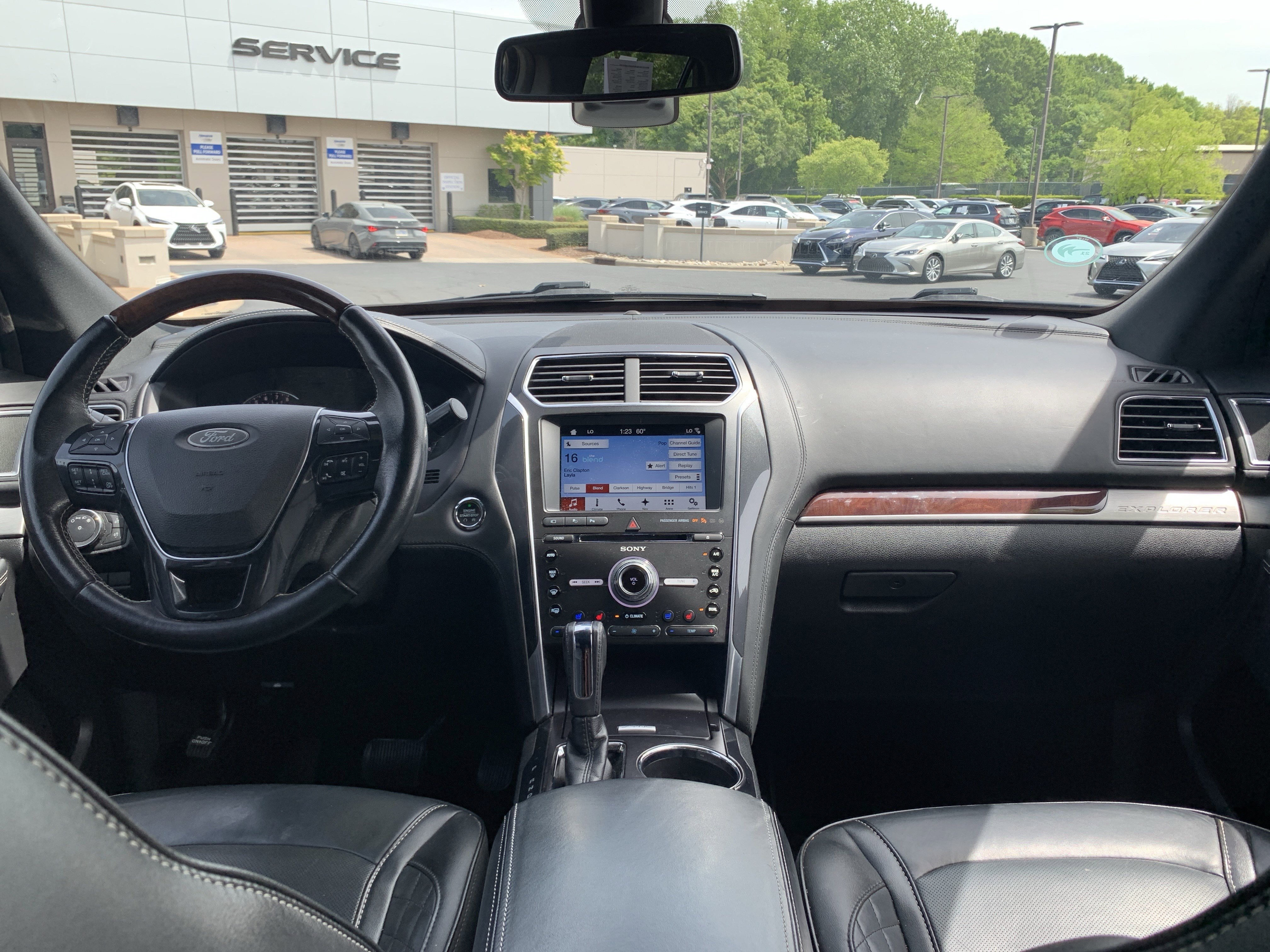 Used 2017 Ford Explorer Platinum image 30