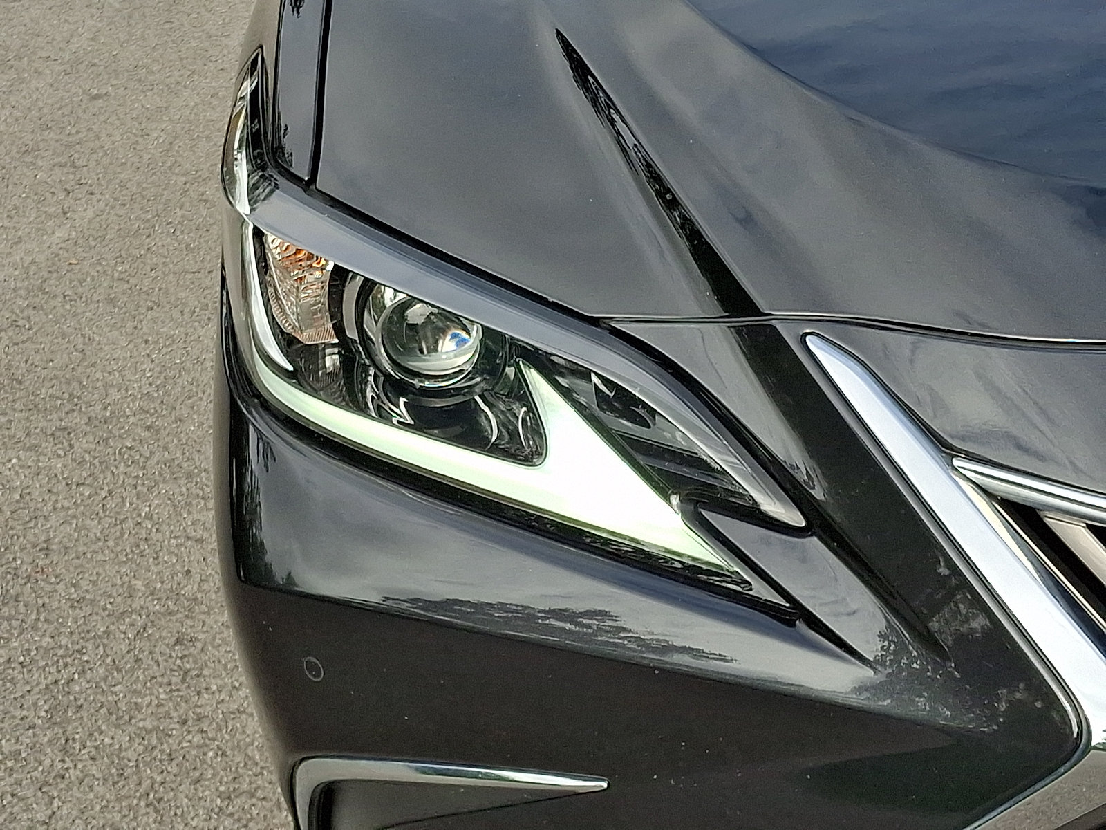 Certified 2021 Lexus ES 300h w/ Accessory Package FWD image 9