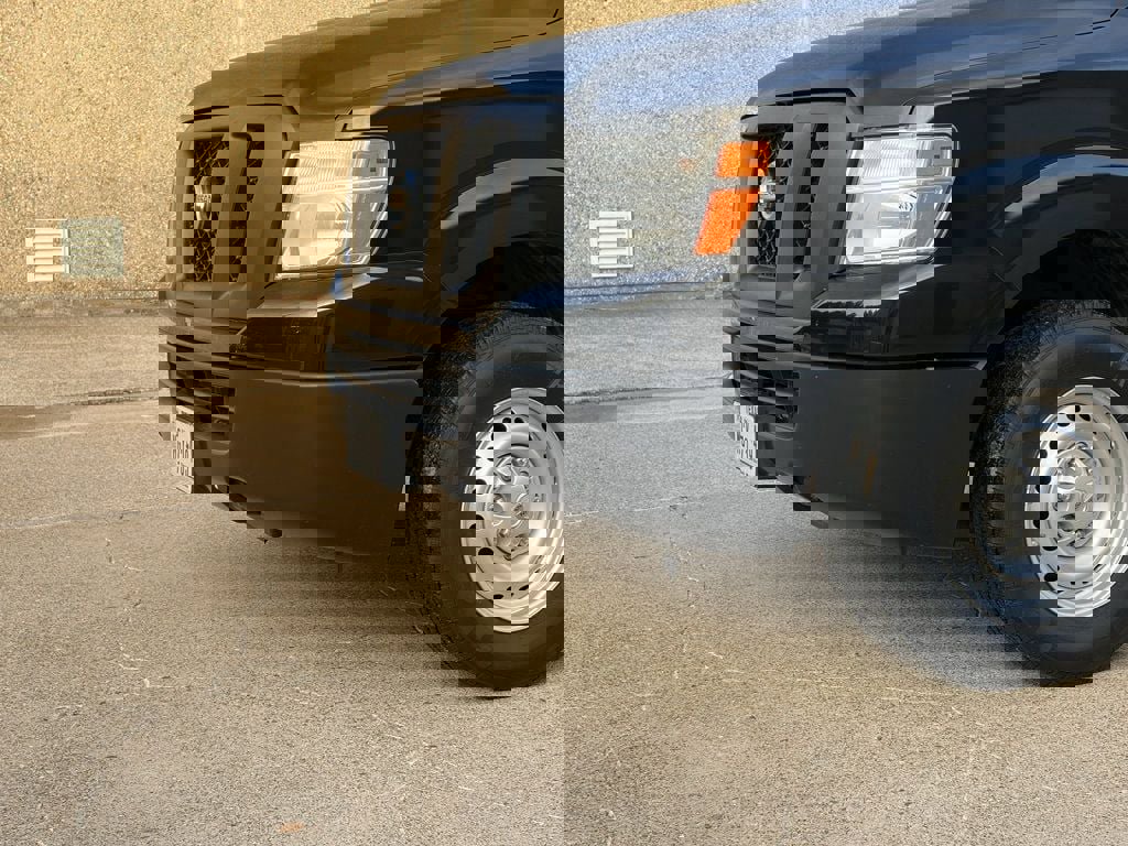 Used 2018 Nissan NV 3500 S image 2