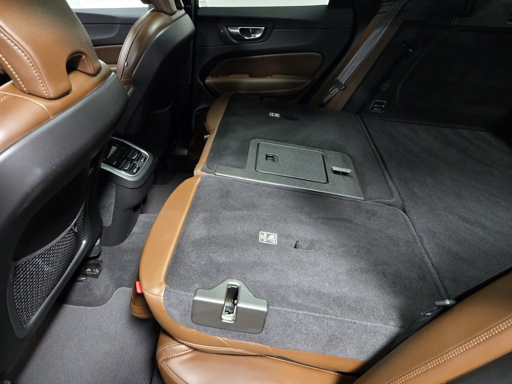 Used 2022 Volvo XC60 B5 Inscription w/ Advanced Package image 38