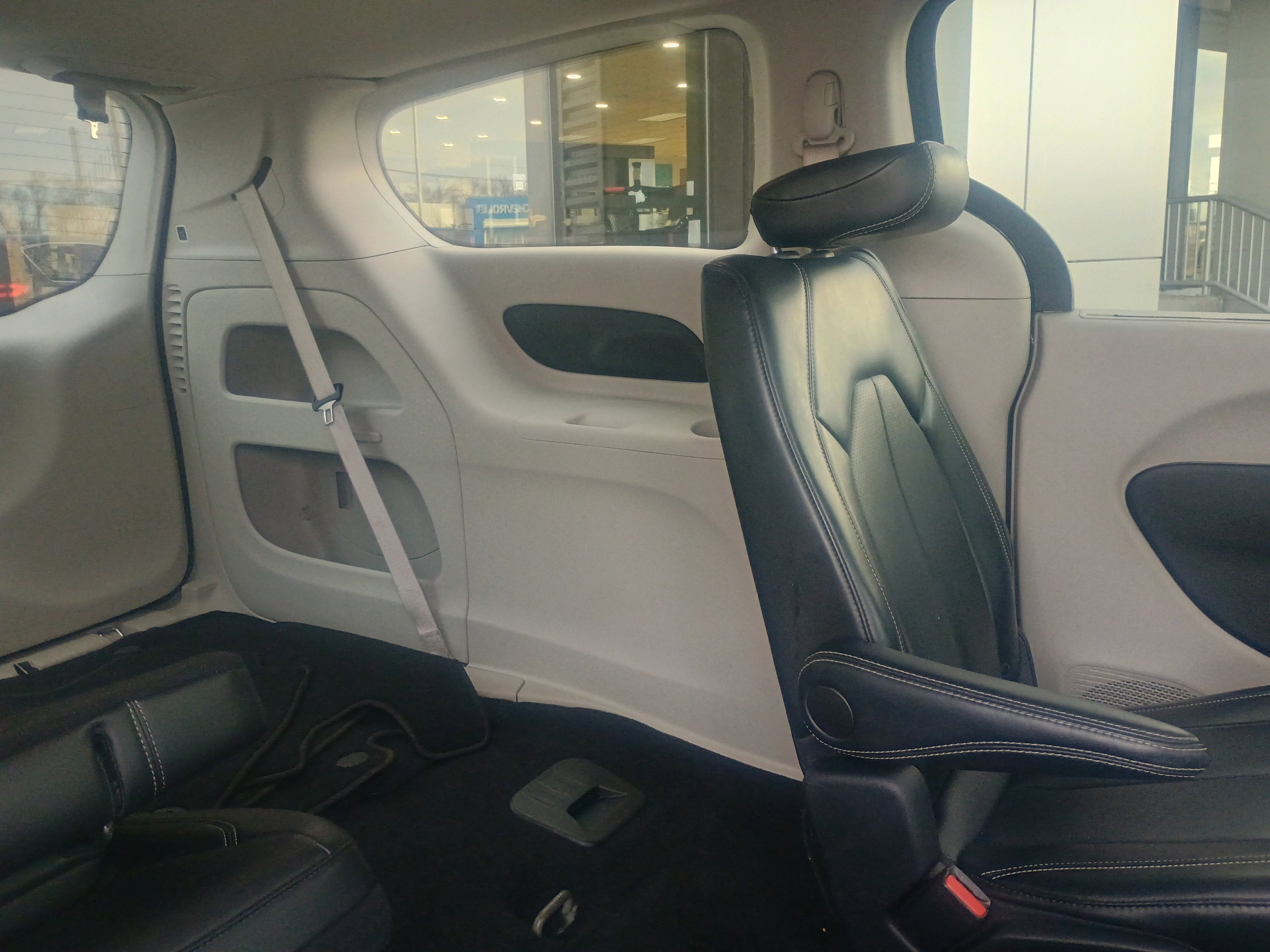 Used 2024 Chrysler Pacifica Touring-L image 15