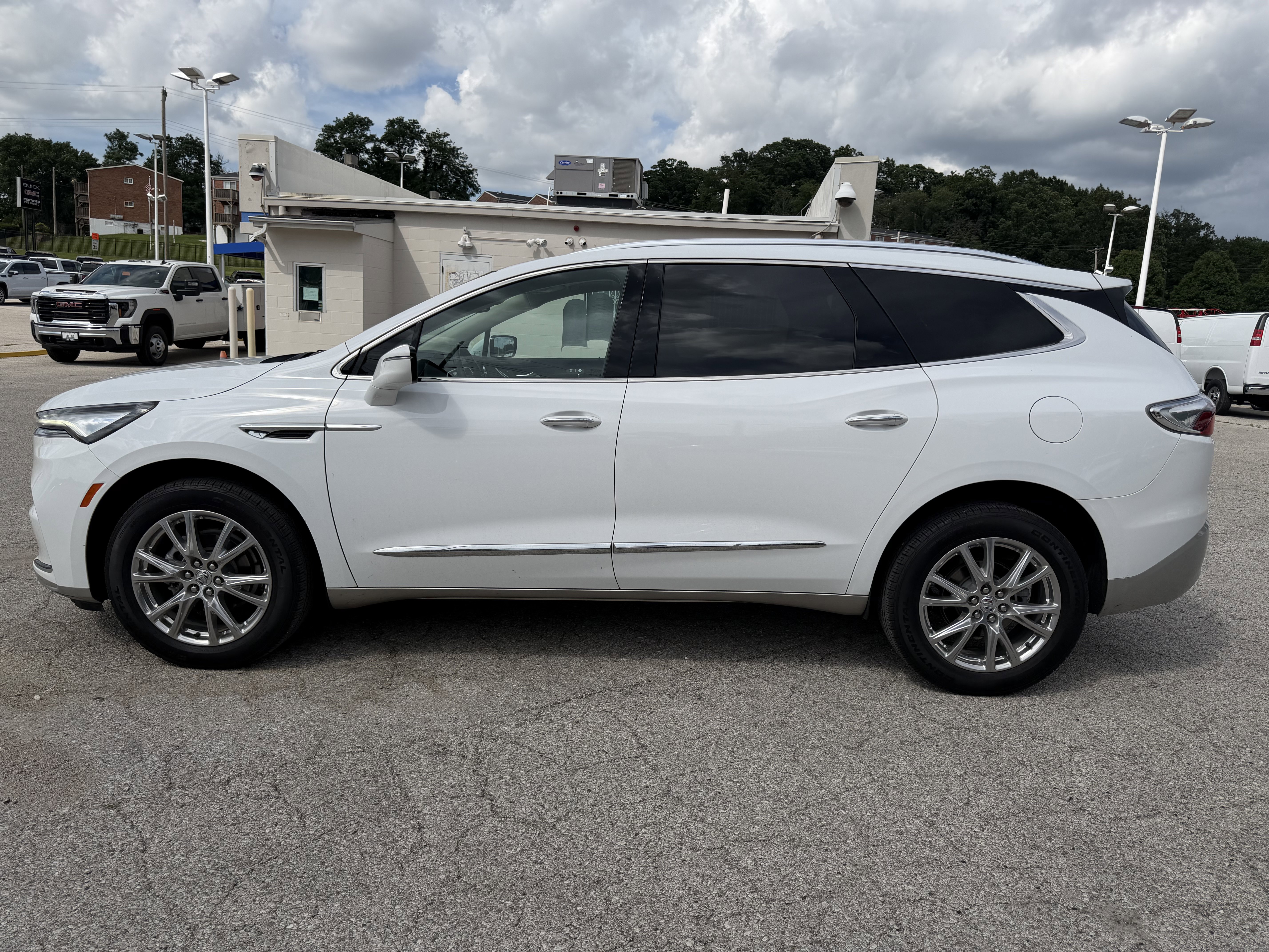 Used 2023 Buick Enclave Essence w/ Experience Buick Package FWD image 6
