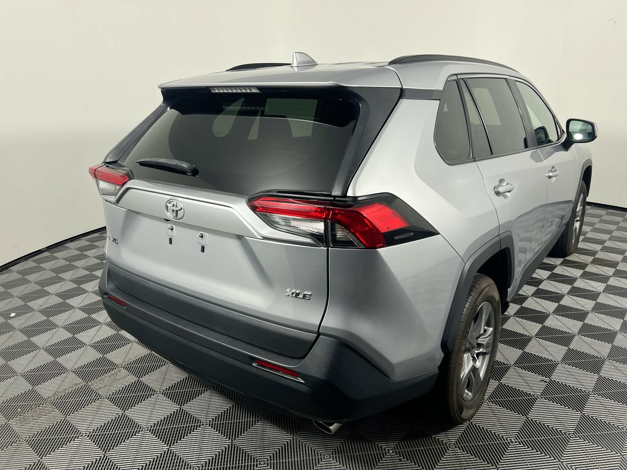 Used 2024 Toyota RAV4 XLE FWD image 3