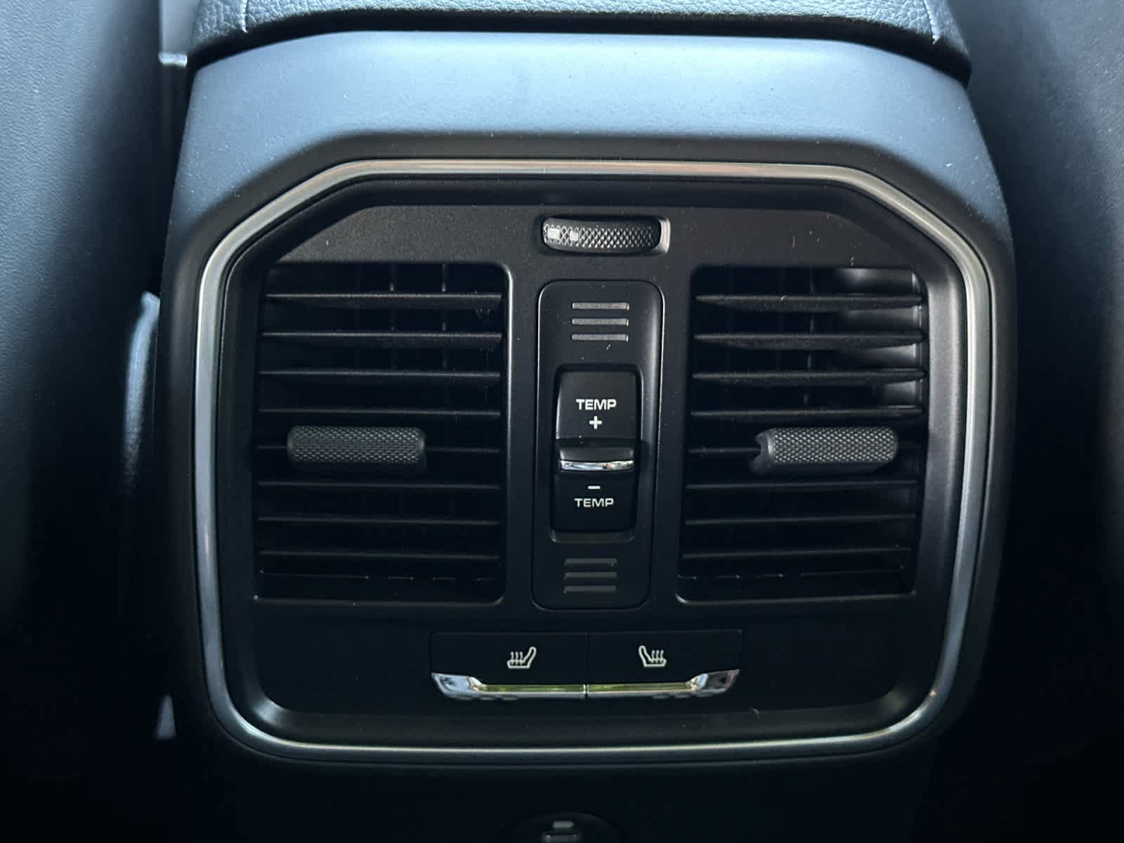 Certified 2025 Porsche Macan AWD/4WD image 14