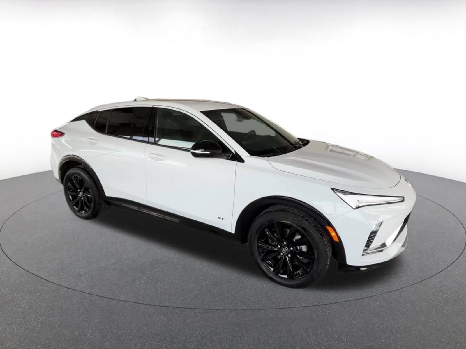 Used 2025 Buick Envista Sport Touring image 2