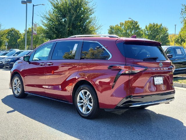 Used 2023 Toyota Sienna Limited FWD image 6