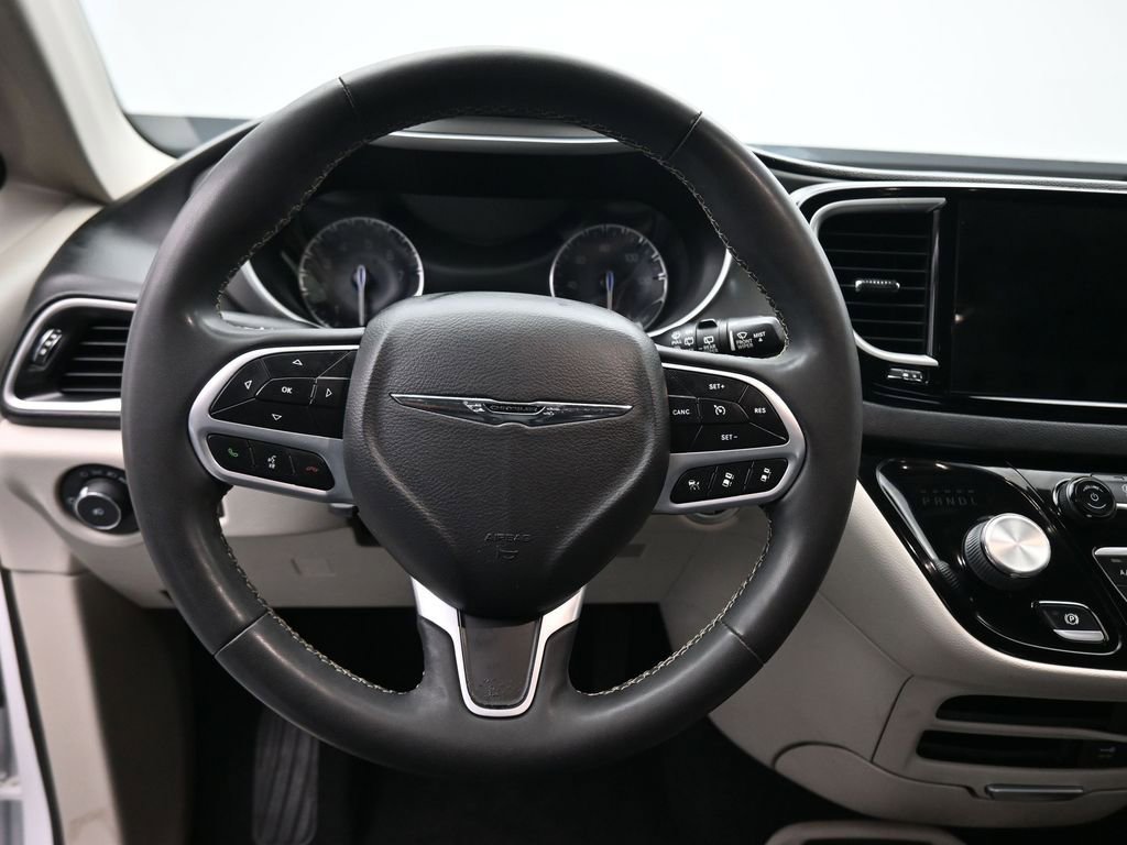 Used 2022 Chrysler Pacifica Touring-L image 14