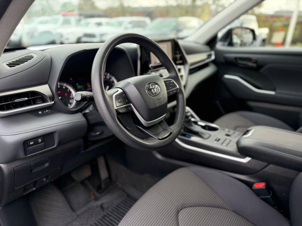 Used 2023 Toyota Highlander L image 13