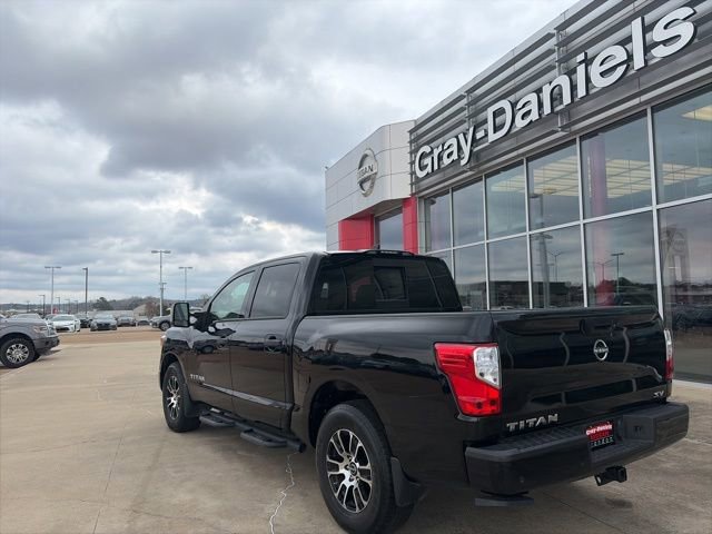 Used 2023 Nissan Titan SV w/ SV Convenience Package image 2
