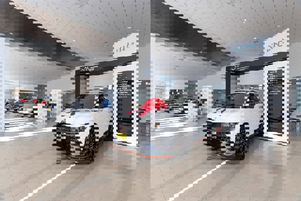 Used 2023 Hyundai Palisade Calligraphy image 25