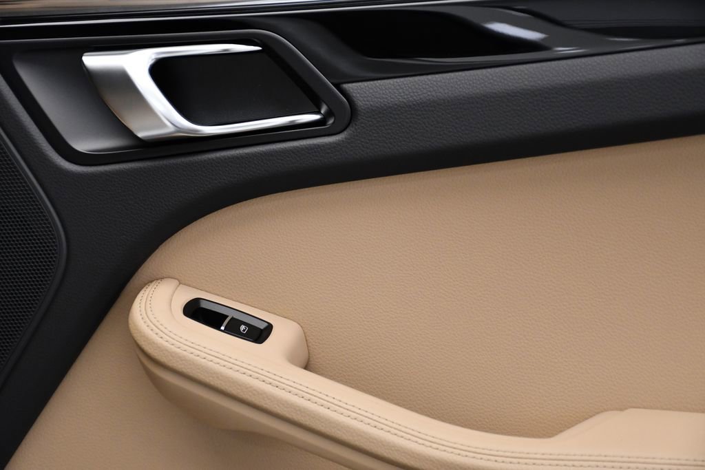 Certified 2025 Porsche Macan image 52