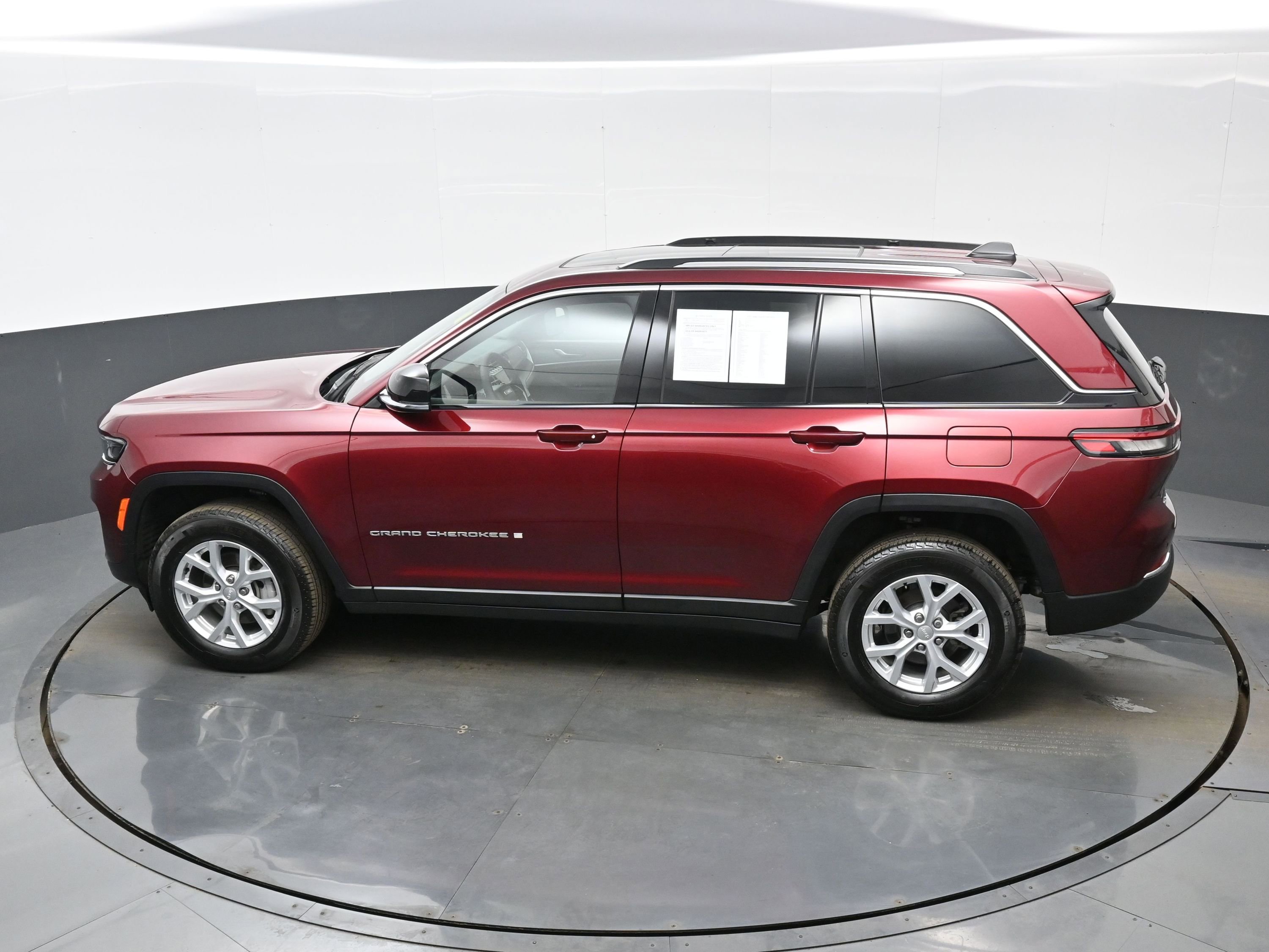 Used 2023 Jeep Grand Cherokee Limited image 35