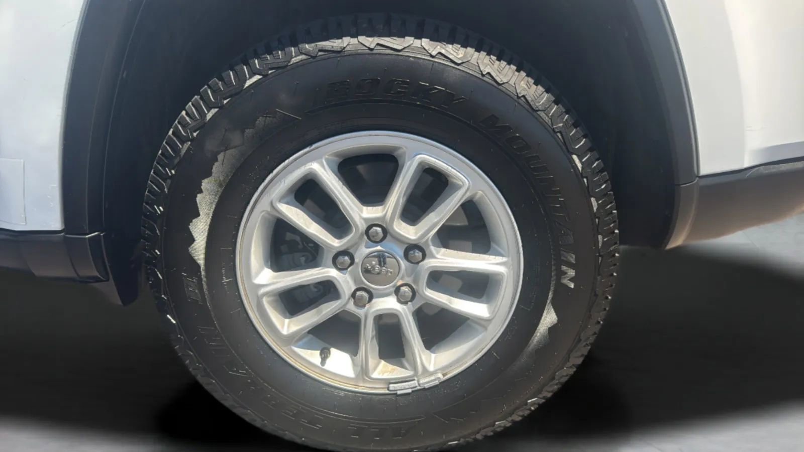 Used 2020 Jeep Grand Cherokee Laredo RWD image 35