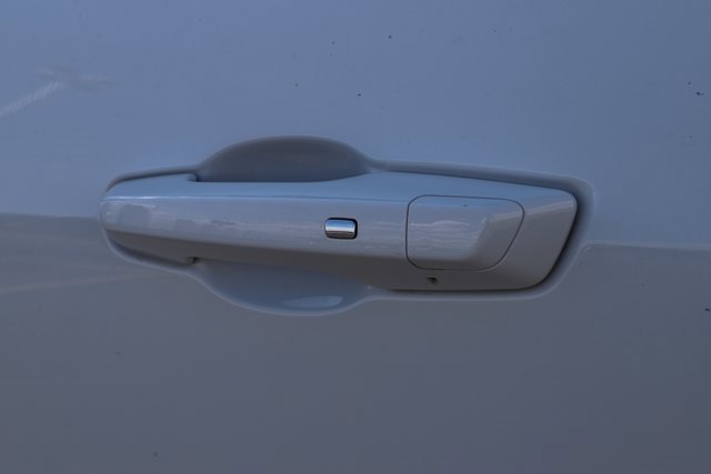 Used 2025 Chevrolet Traverse LT image 9