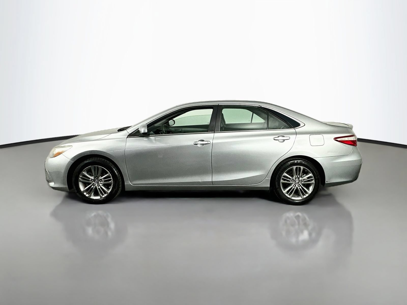 Used 2016 Toyota Camry SE FWD image 4